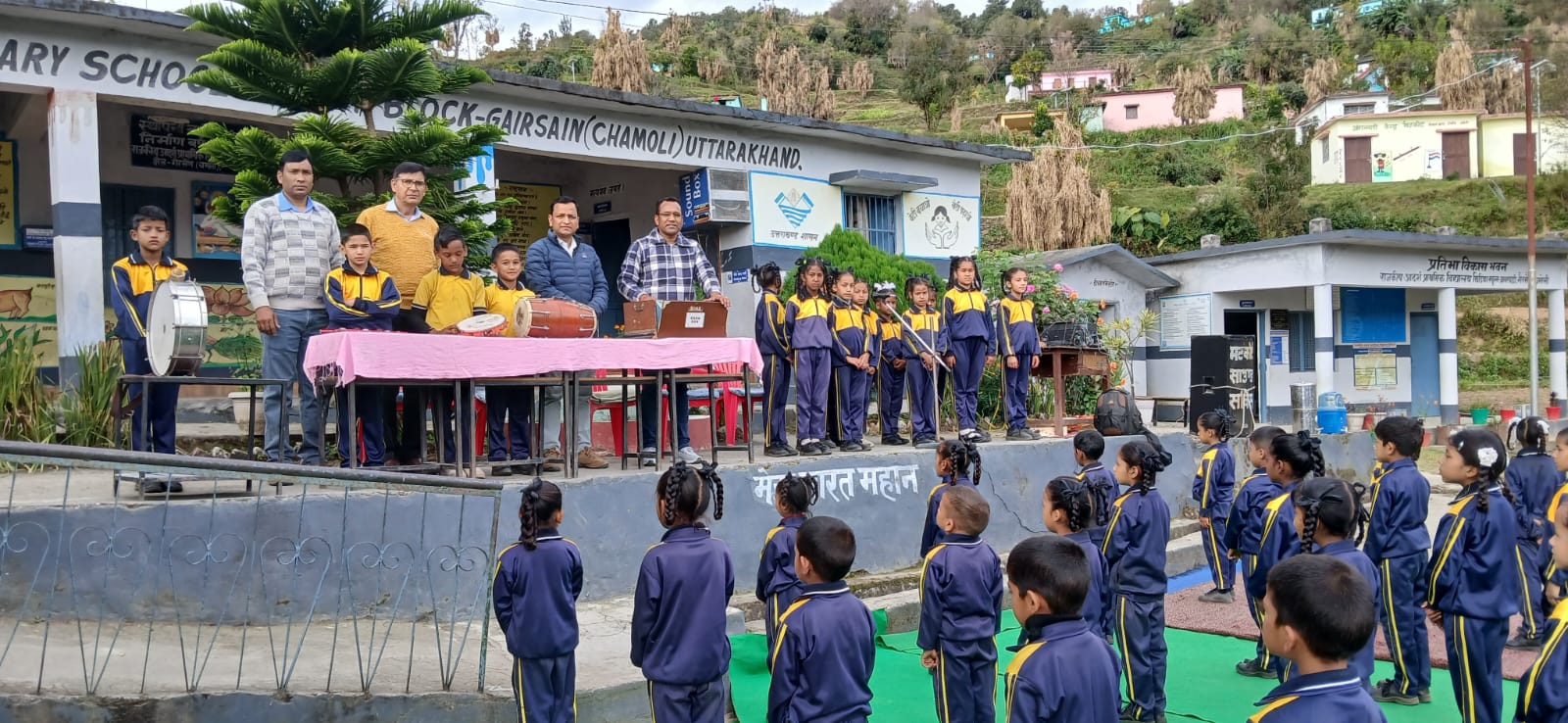 चमोली के सरकारी स्कूल में संस्कृत की अनूठी पहल, बच्चे संस्कृत में पढ़ रहे समाचार और संविधान की प्रस्तावना