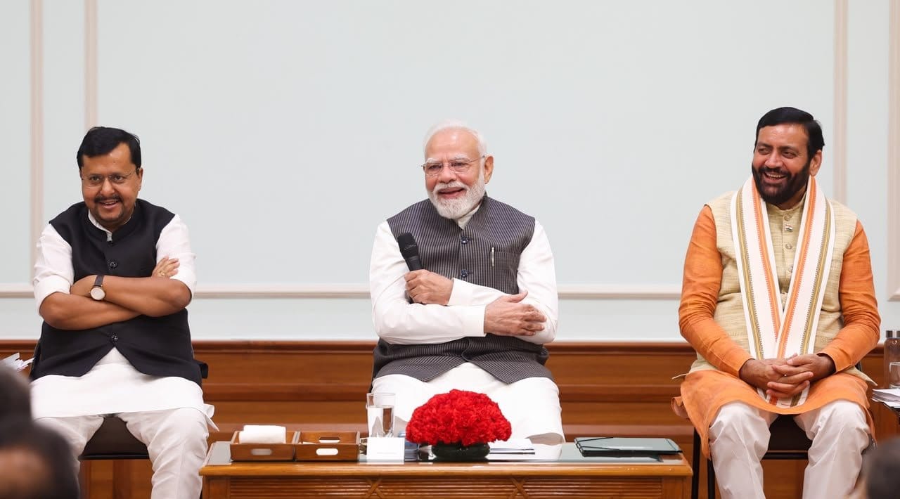 बसों में सवार होकर PM आवास पहुंचे विधायक