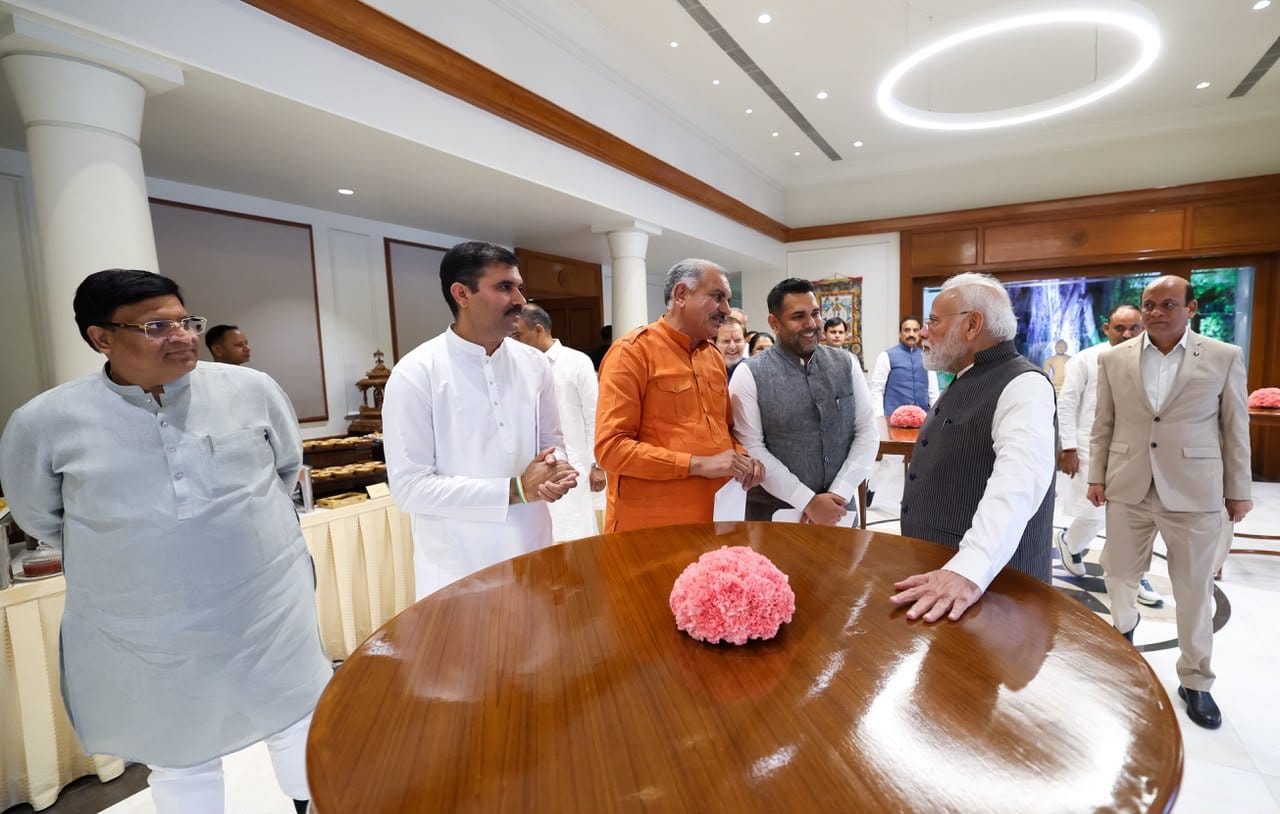 नई दिल्ली, 3 अक्टूबर। प्रधानमंत्री नरेंद्र मोदी से मुलाकात से पहले हरियाणा के भाजपा मंत्रियों और विधायकों के बीच उत्सुकता के साथ-साथ इस बात को लेकर भी संकोच दिखाई दिया कि आखिर प्रधानमंत्री उनसे क्या सवाल पूछेंगे। मुख्यमंत्री नायब सिंह सैनी के नेतृत्व में हरियाणा भाजपा के सभी 48 विधायक शनिवार को नई दिल्ली पहुंचे और प्रधानमंत्री नरेंद्र मोदी के आवास पर उनसे मुलाकात की। बैठक करीब ढाई घंटे चली। प्रधानमंत्री के आवास पर पहुंचने से पहले विधायकों के बीच यह चर्चा थी कि बैठक में हरियाणा सरकार के कामकाज, उनके विधानसभा क्षेत्रों में चल रहे विकास कार्यों और जनता से जुड़े मुद्दों को लेकर प्रधानमंत्री सीधा फीडबैक ले सकते हैं। एक भाजपा विधायक और मंत्री विपुल गोयल ने भी मुलाकात से पहले कहा कि अंदर जाकर ही पता चलेगा कि मुख्य मुद्दा क्या होगा और प्रधानमंत्री यह पूछ सकते हैं कि विधायक और मंत्री बनने के बाद उन्होंने राज्य और जनता के लिए क्या काम किया।