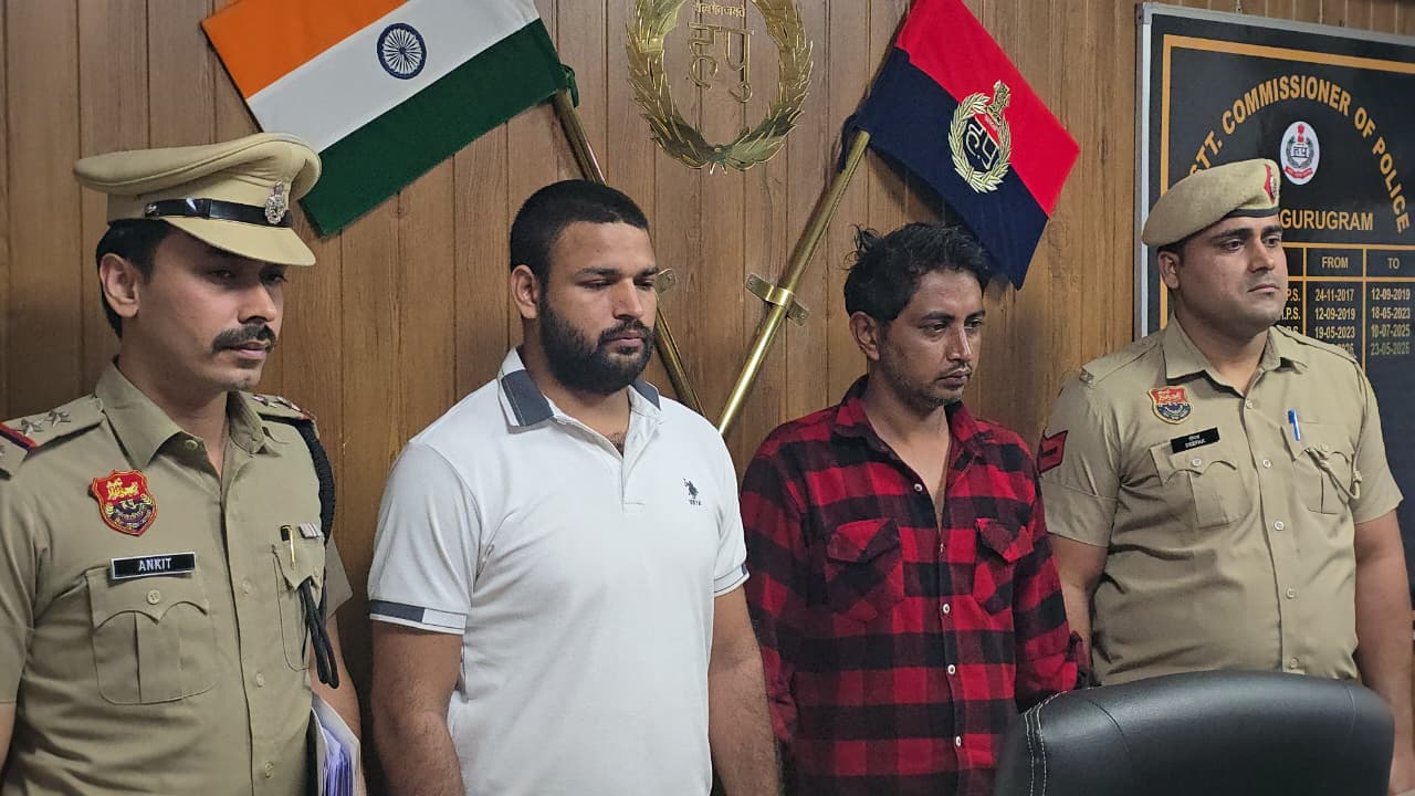 गुरुग्राम अपराध शाखा सेक्टर-40 ने दो आरोपियों को 5 पिस्टल, 11 मैगजीन और कार सहित गिरफ्तार किया। पुलिस के अनुसार, आरोपी दीपक ने मध्य प्रदेश से 3 लाख रुपये में हथियार खरीदे थे।