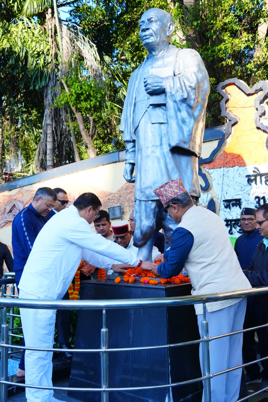 मुख्यमंत्री पुष्कर सिंह धामी ने सरदार वल्लभभाई पटेल को दी श्रद्धांजलि, बोले- अखंड भारत के निर्माण में उनका योगदान अविस्मरणीय