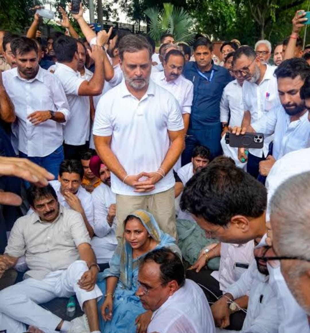नई दिल्ली, 6 अक्टूबर। दिल्ली में मंगलवार को चुनाव आयोग और मुख्य चुनाव आयुक्त ज्ञानेश कुमार के खिलाफ विपक्ष का जोरदार प्रदर्शन देखने को मिला। INDIA ब्लॉक के सांसदों ने संसद से चुनाव आयोग मुख्यालय की ओर मार्च निकाला। प्रदर्शनकारियों की प्रमुख मांग मुख्य चुनाव आयुक्त ज्ञानेश कुमार के इस्तीफे और मतदाता सूची के विशेष गहन पुनरीक्षण यानी SIR को वापस लेने की है।