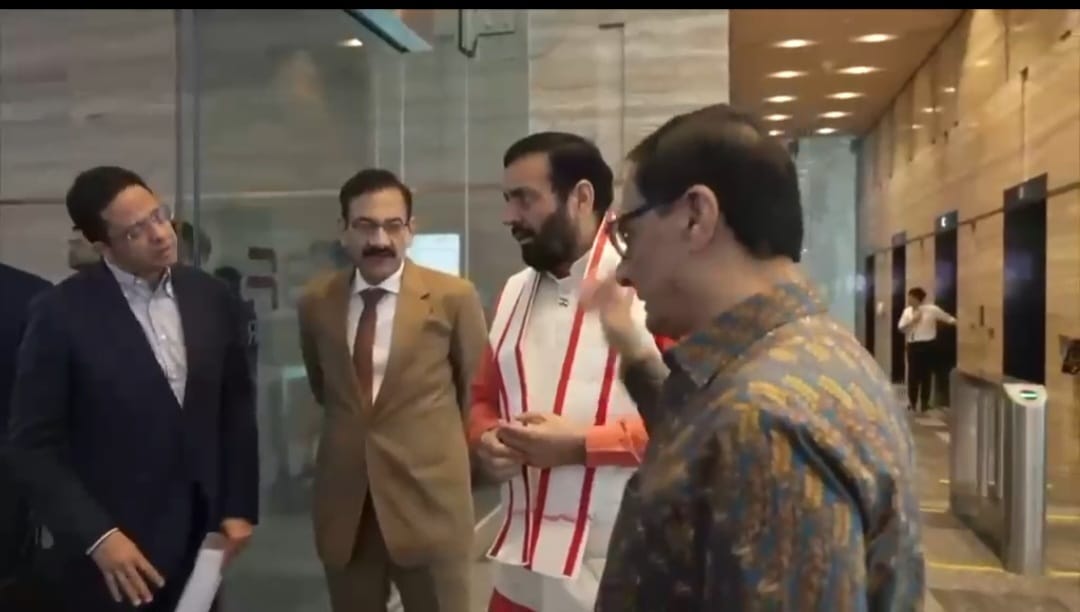 सिंगापुर दौरे के तीसरे दिन CM सैनी ने सिंगापुर कंपनियों से की राउंड टेबल कॉन्फ्रेंस सिंगापुर बिजनेस फोरम में निवेश की संभावनाओं पर चर्चा, सेमीकंडक्टर, ग्रीन एनर्जी और लॉजिस्टिक्स समेत कई क्षेत्रों में निवेश बढ़ाने पर जोर