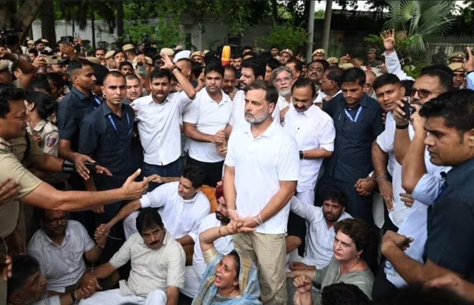 दिल्ली में INDIA ब्लॉक का जोरदार प्रदर्शन, राहुल गांधी बोले- 300 सांसदों को चुनाव आयोग तक जाने से रोका गया