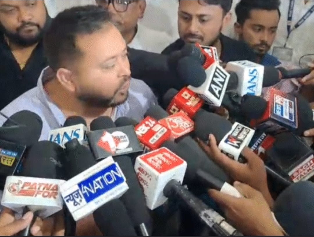 बिहार में चुनाव आयुक्त ज्ञानेश कुमार के खिलाफ विपक्ष का हल्ला बोल, पटना में बैरिकेडिंग पर चढ़े तेजस्वी यादव
