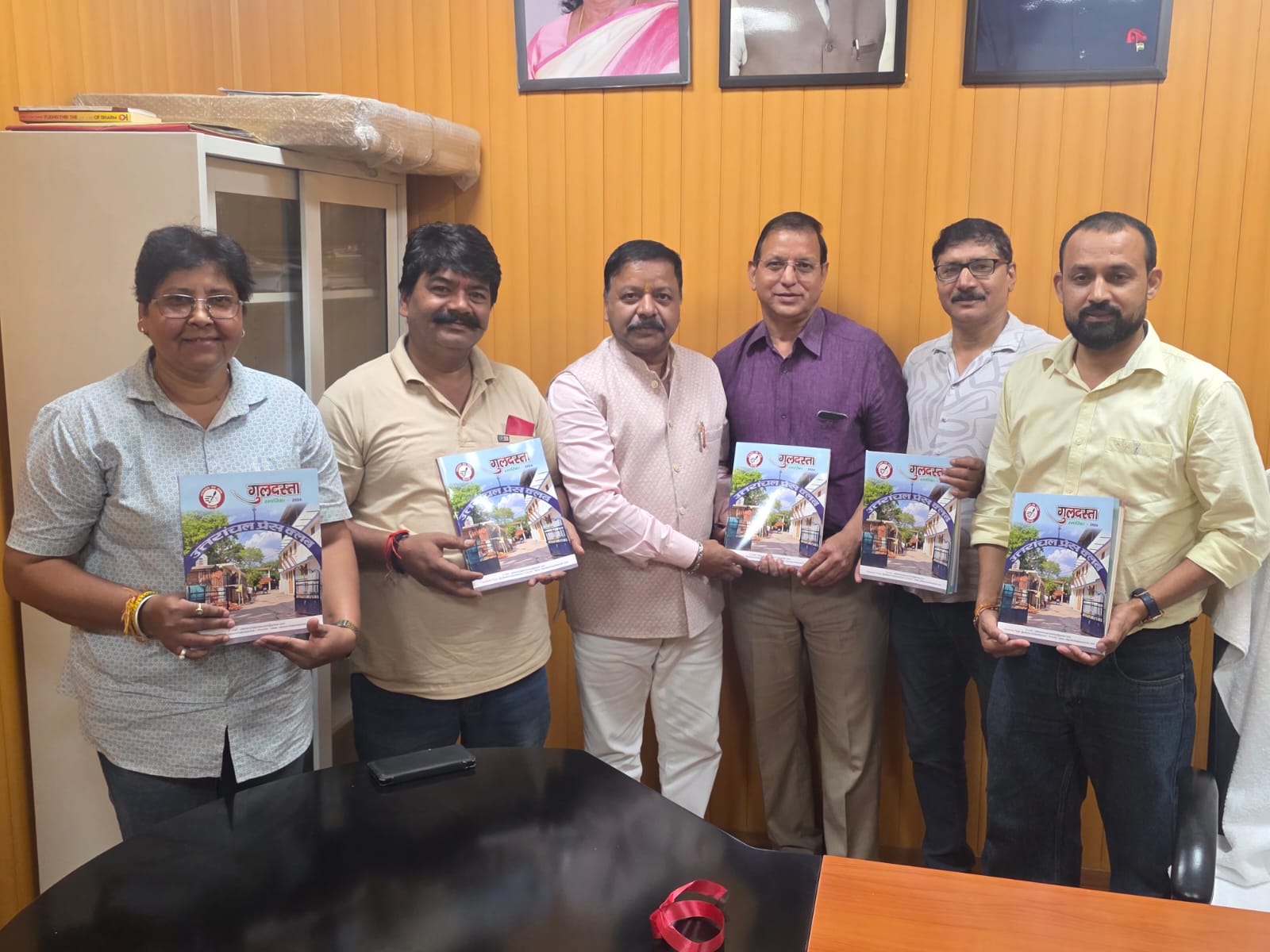 उत्तरांचल प्रेस क्लब के अध्यक्ष अजय राणा के नेतृत्व में प्रतिनिधिमंडल ने सूचना महानिदेशक बंशीधर तिवारी से मुलाकात कर वार्षिक स्मारिका ‘गुलदस्ता 2026’ भेंट की।